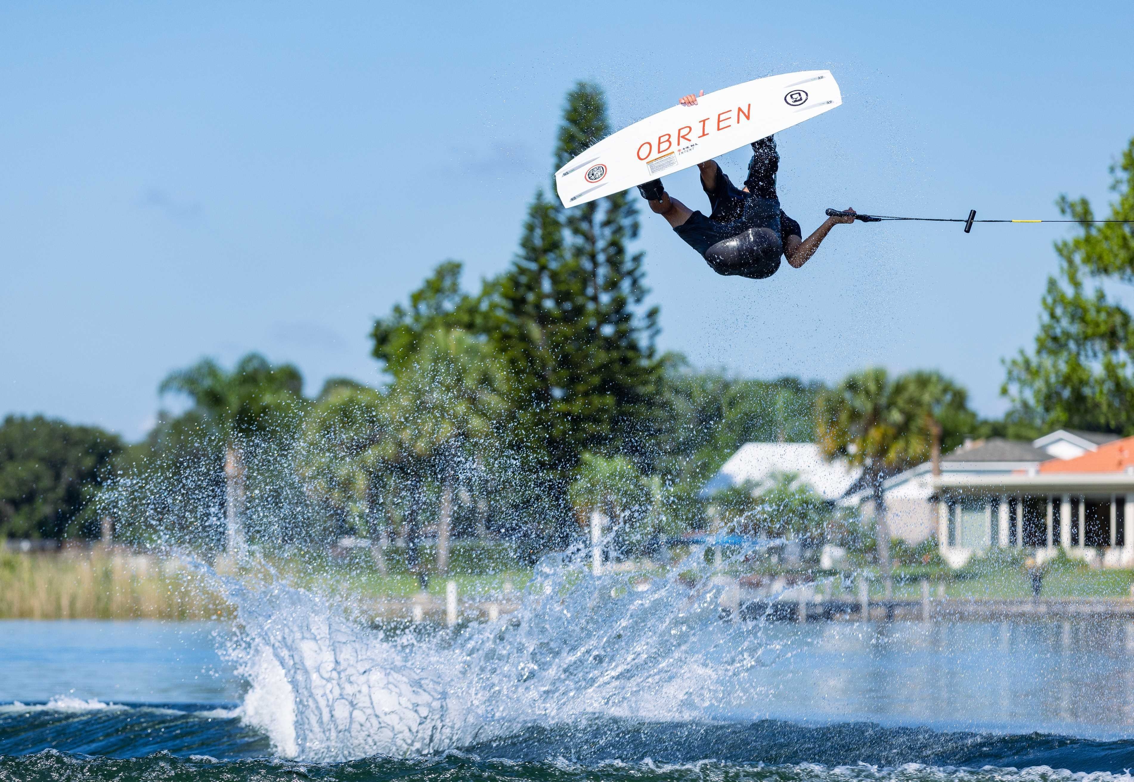 O'Brien Intent Wakeboard with Border Bindings 141cm