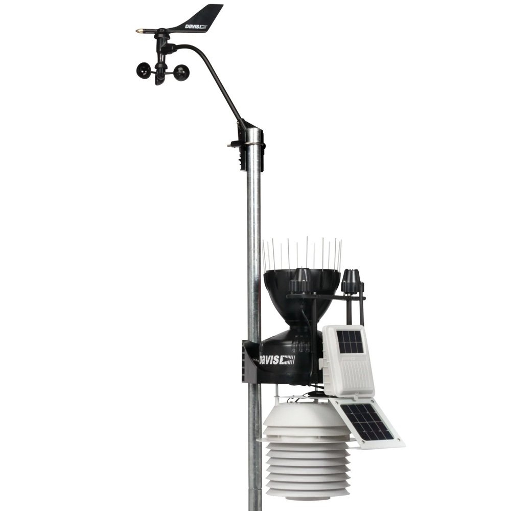 Davis Wireless Vantage Pro2 Plus Weather Station with WeatherLink Console and 24-Hour Fan