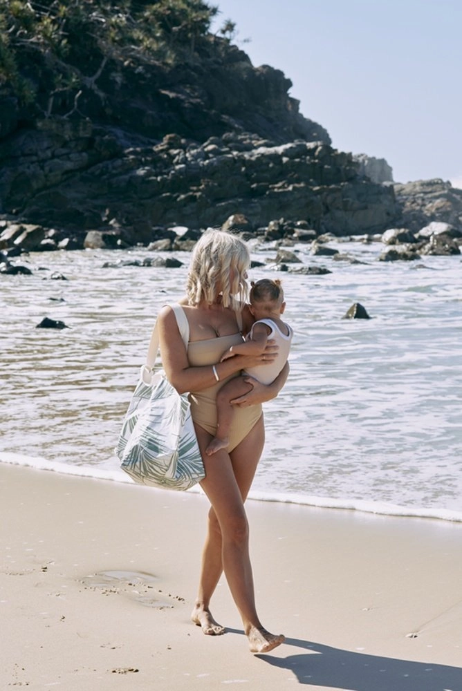 OZtrail Beach Tote Shoulder Bag Palm Cove Green OZtrail Beach Tote Shoulder Bag Palm Cove Green