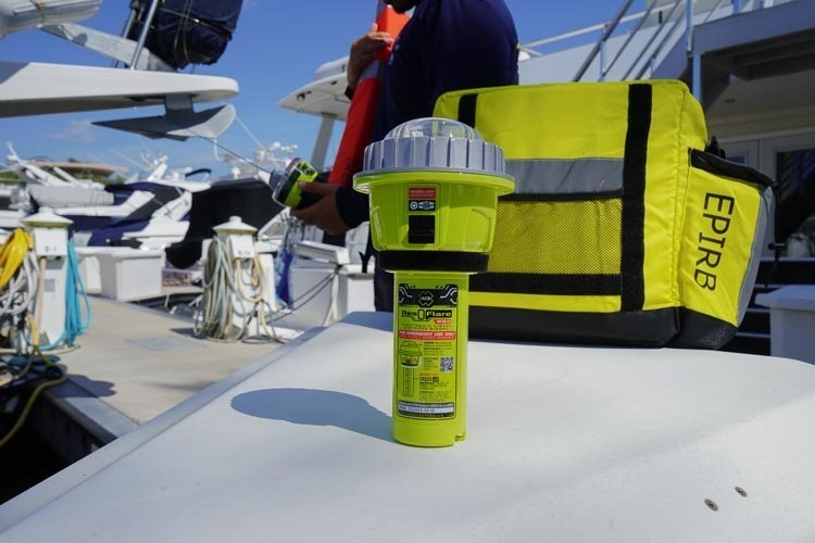 ACR ResQFlare PRO Electronic Boat Flare eVDSD with Daytime Distress Flag