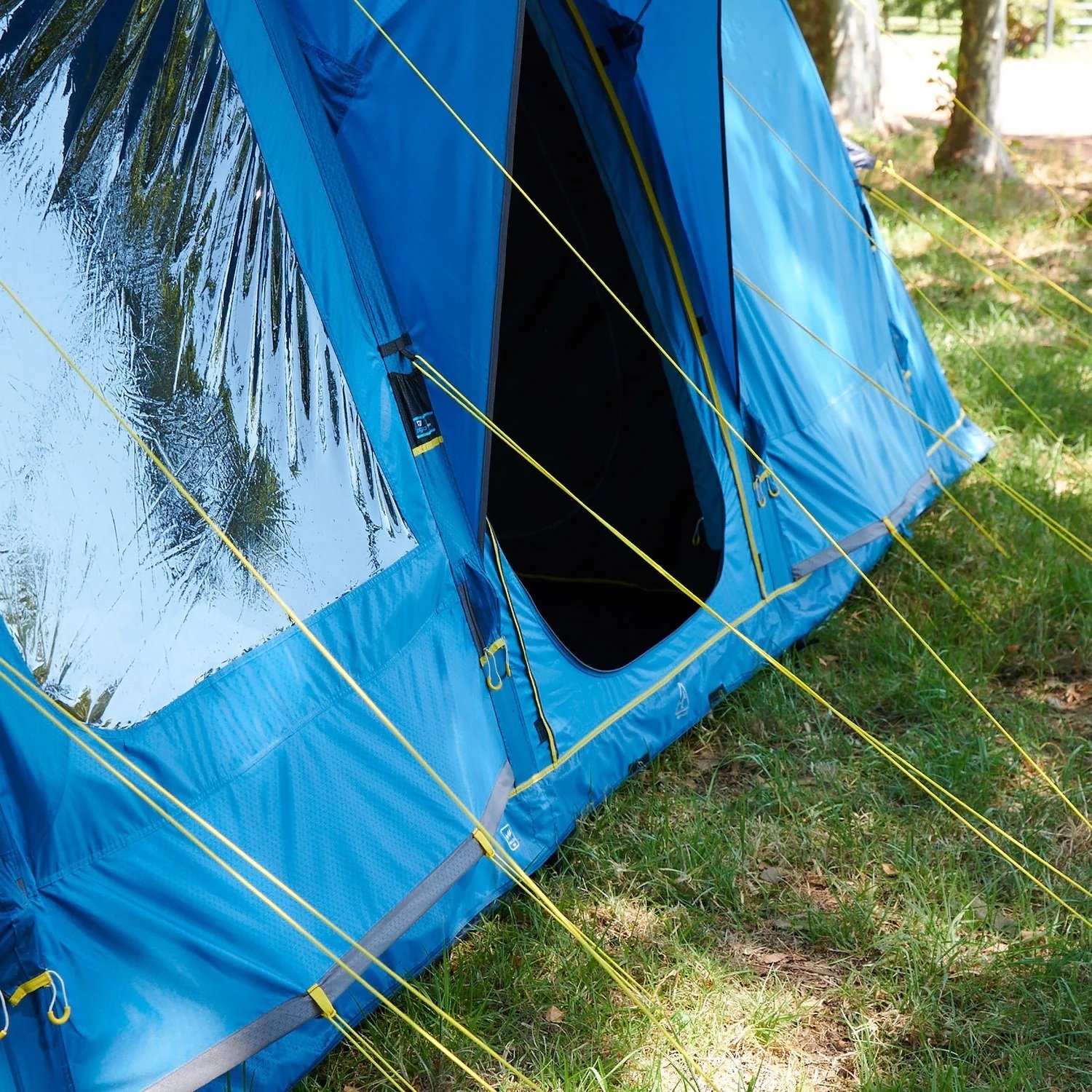 Hi-Gear Horizon 700 Eclipse Air Nightfall 7 Person Inflatable Air Tent