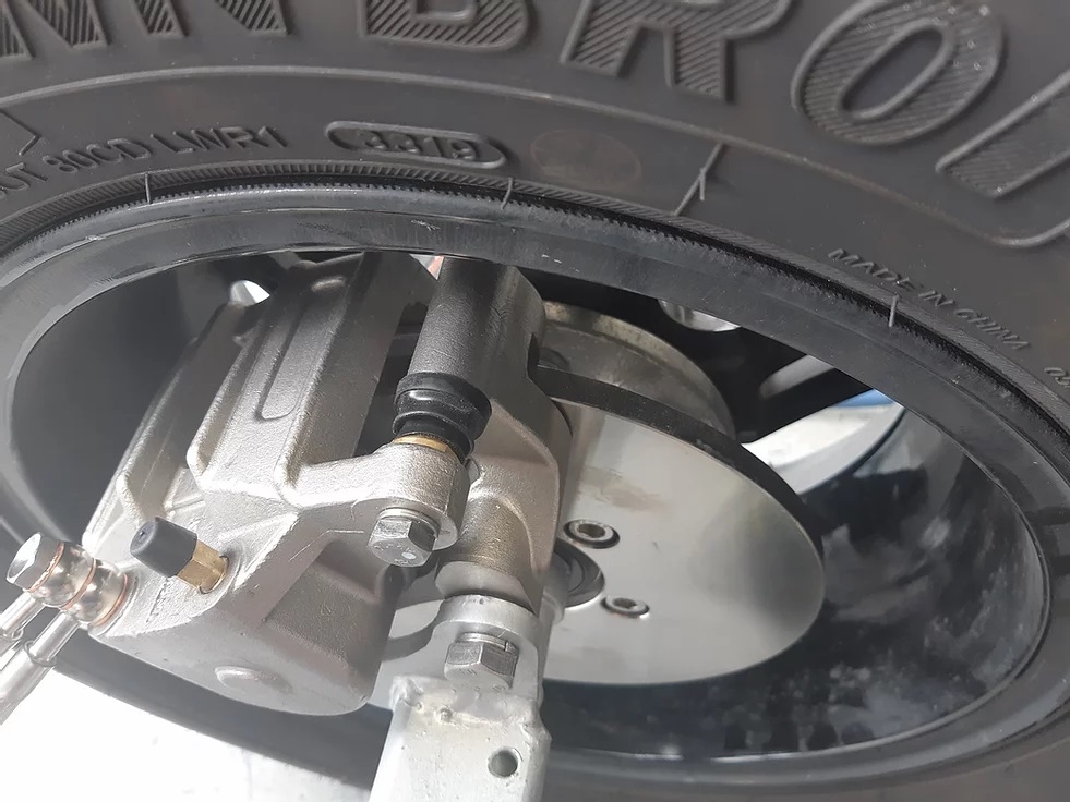Alloy Trailers 610 Hydraulic Brakes with SS Calipers and Rotors