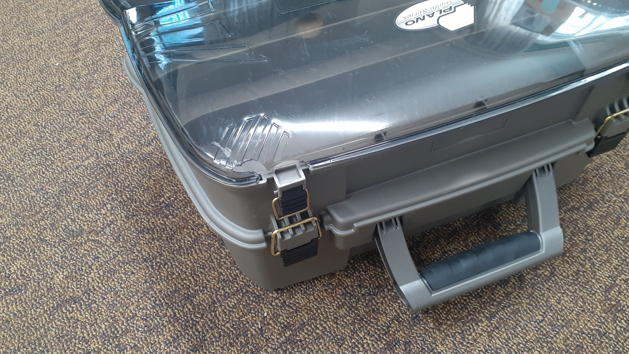 Plano Guide Series Satchel Tackle Box Graphite Gray-Cracked lid