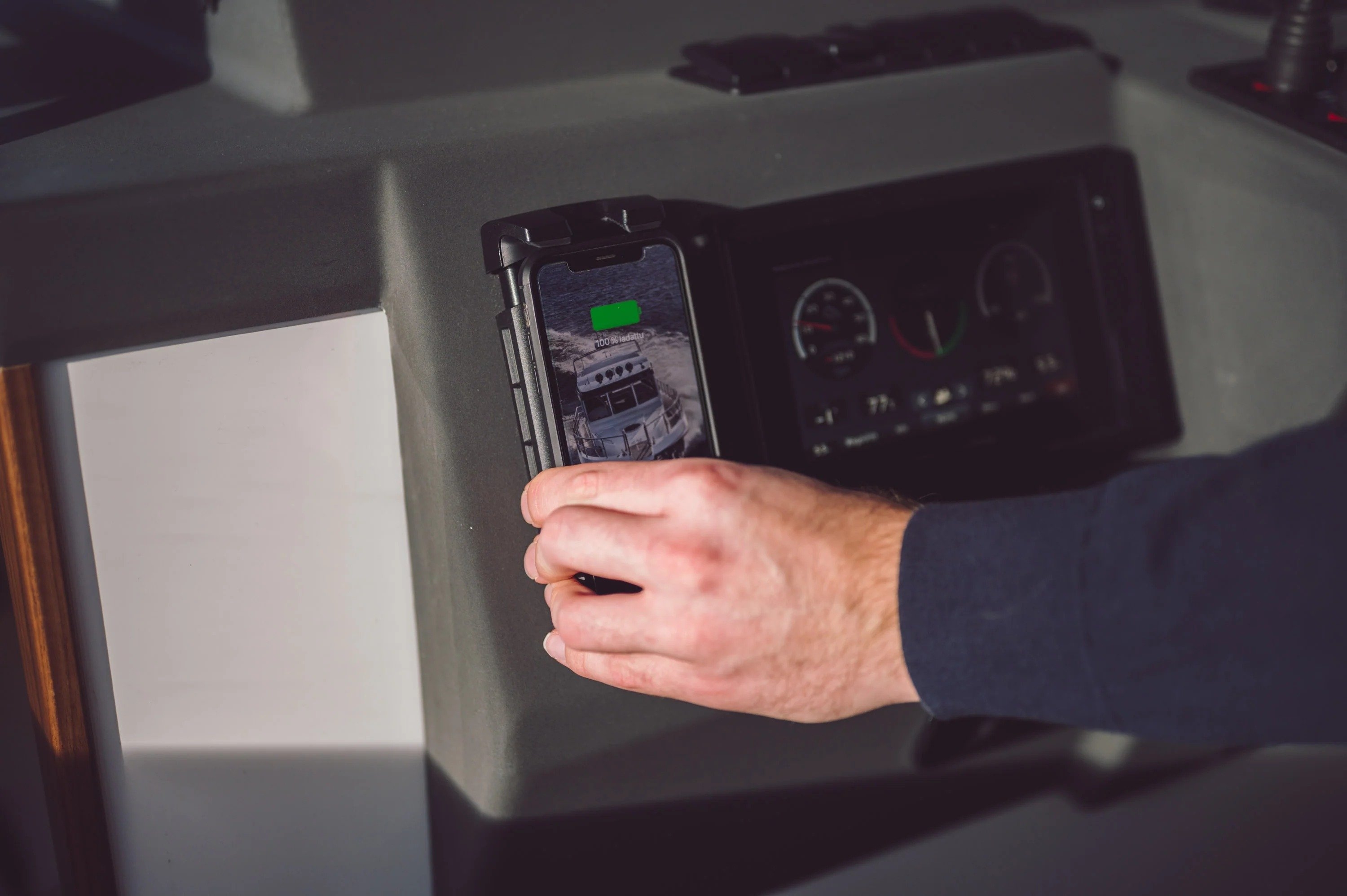 Scanstrut ROKK Active Waterproof Wireless Phone Charging Mount 10W 12/24V