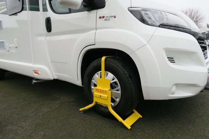 Milenco Wheel Clamp 13in and 14in Wheels