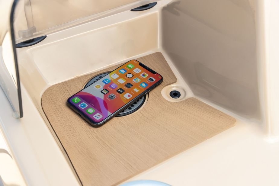 Scanstrut ROKK Surface Waterproof Wireless Smartphone Charger 10W 12/24V